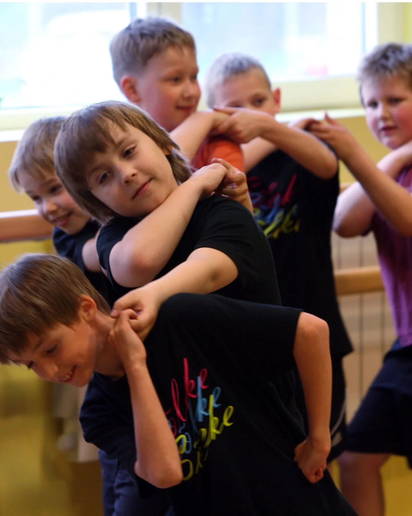 Rahvatantsuansambli Sõleke lapsed harjutasid eile huvikeskuses Kullo tantsupeoks.