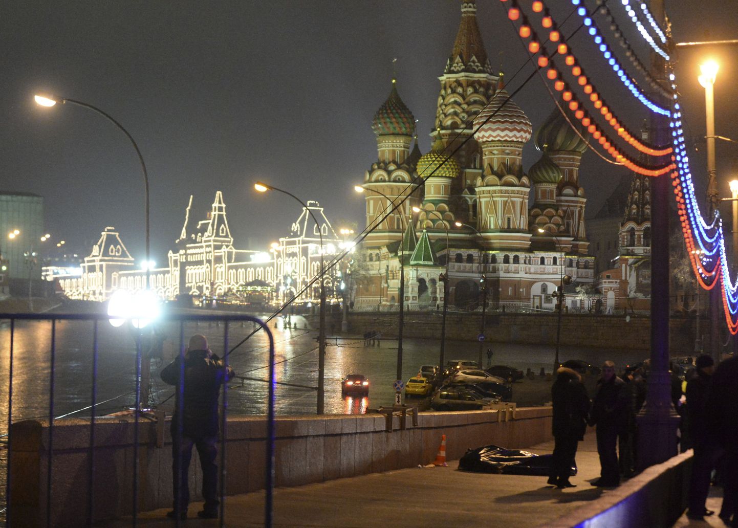 Boriss Nemtsovi mõrvapaik Moskva kesklinnas. Tagaplaanil paistab Vassili Blažennõi kirik.