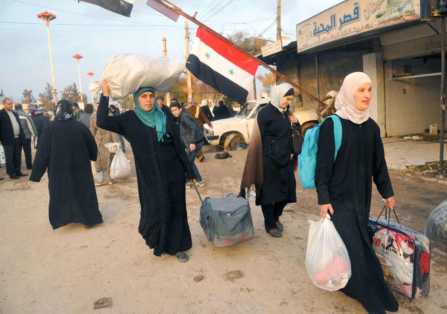Naised Moadamiyet Al-Shami linna tänavatel.