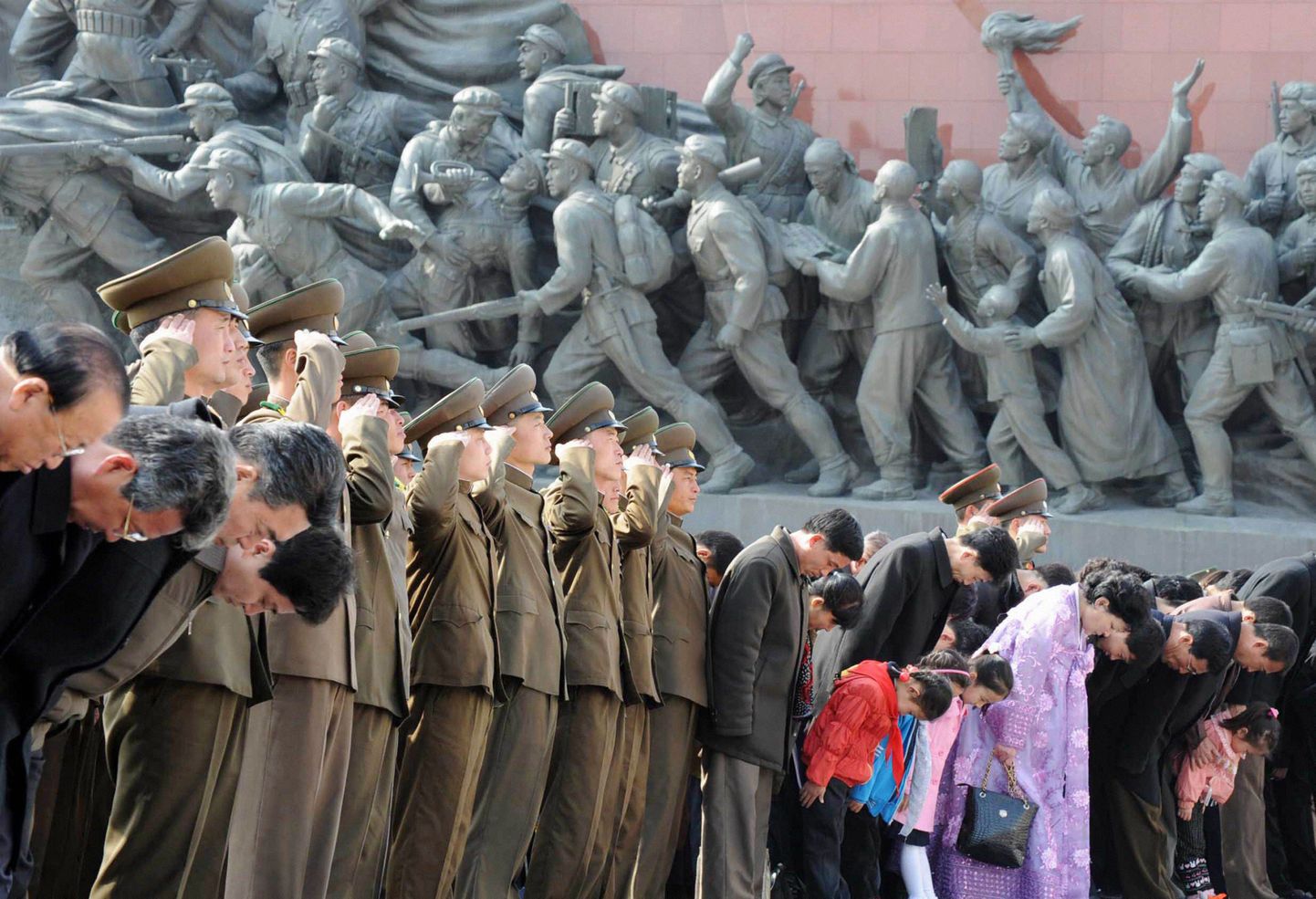 Põhja-Korea sõdurid annavad au ja tsiviilisikud kummardavad Põhja-Korea endiste liidrite Kim Il-sungi ja Kim Jong-ili pronkskujude ees käesoleva aasta 15. aprillil, riigi asutaja sünniaastapäeval.