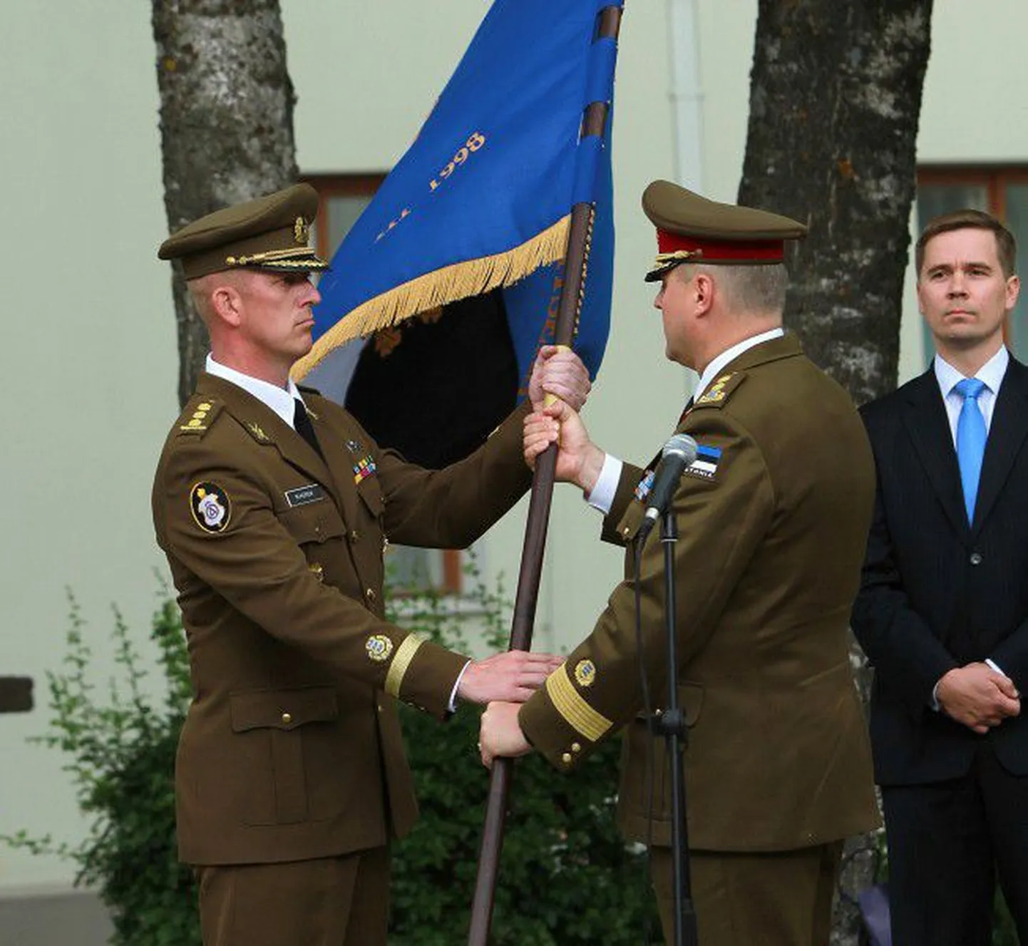 Kaitseväe ühendatud õppeasutuste lipu üleandmine kolonel Martin Heremile.