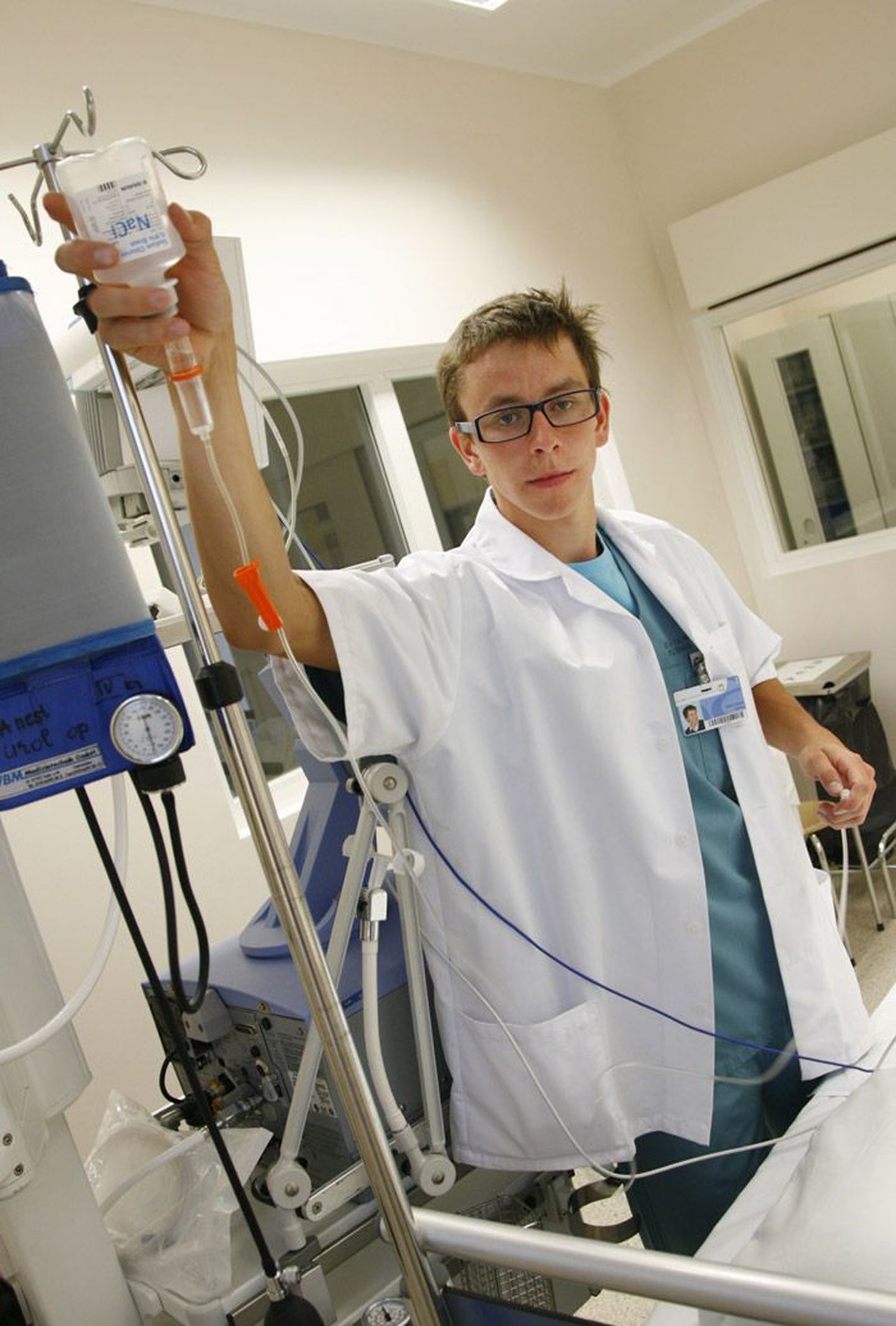 Мартин Манд, осваивающий профессию медбрата, практические навыки получает в отделении интенсивной терапии Восточно-Таллиннской центральной больницы.