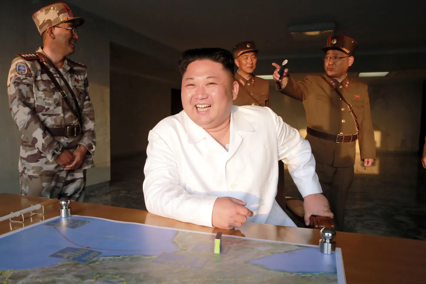 Kim Jong-un viimast raketikatsetust jälgimas.