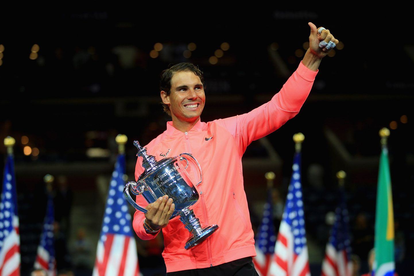 Maailma esinumber Rafael Nadal USA lahtiste esikohatrofeega.