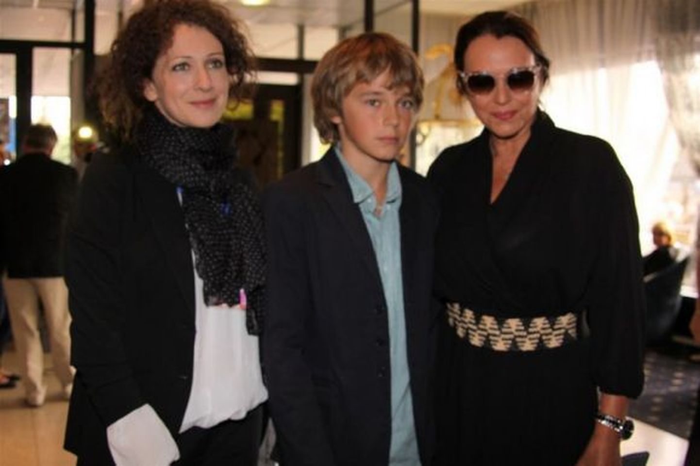 Татьяна Лютаева с сыном Домиником и актрисой Ксенией Раппопорт на открытии XX фестиваля «Окно в Европу»