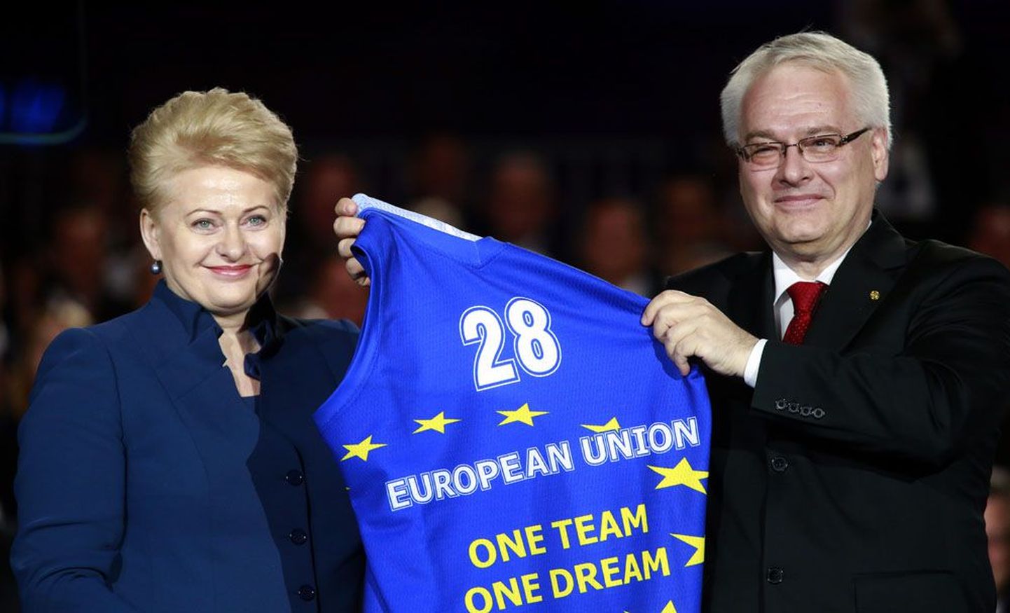 Президент Хорватии Иво Йосипович получил в честь торжества от президента Литвы Дали Грибаускайте баскетбольную майку с надписью «Одна команда. Одна мечта».