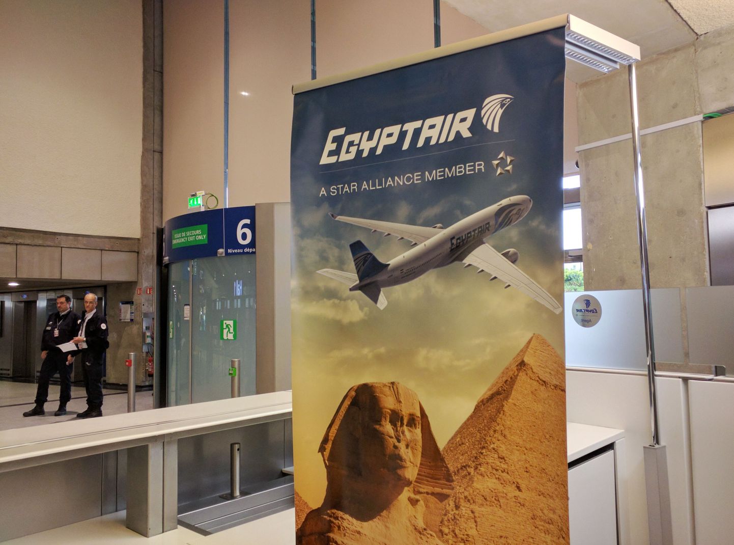 Стойка EgyptAir в парижском аэропорту.