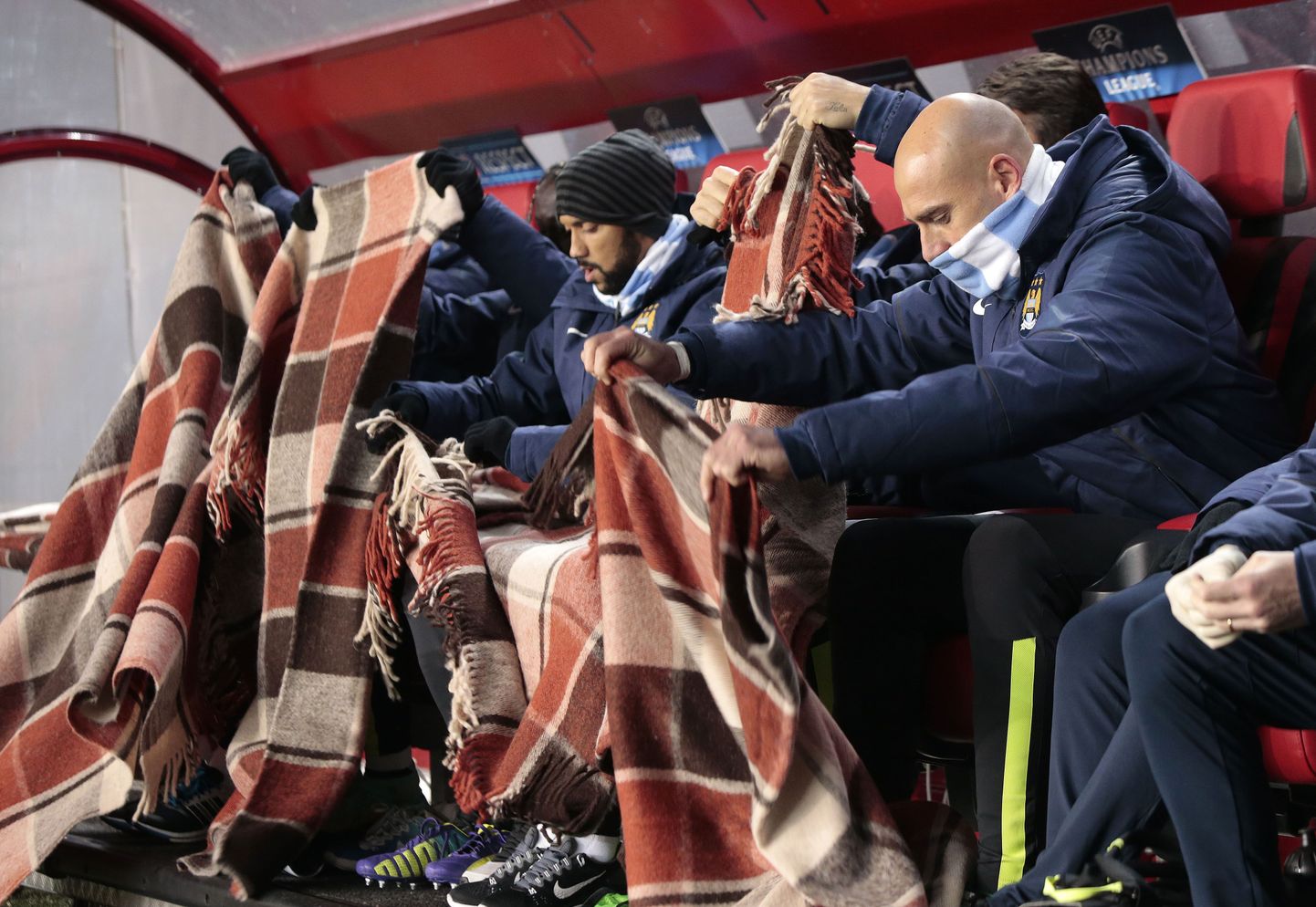 Manchester City vahetusmängijad Moskvas sooja otsimas.