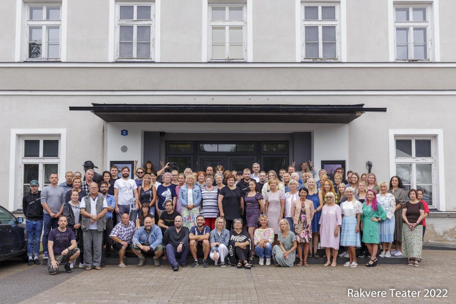 Rakvere teatri rahvas alustas hooaega traditsioonilise ühispildiga.