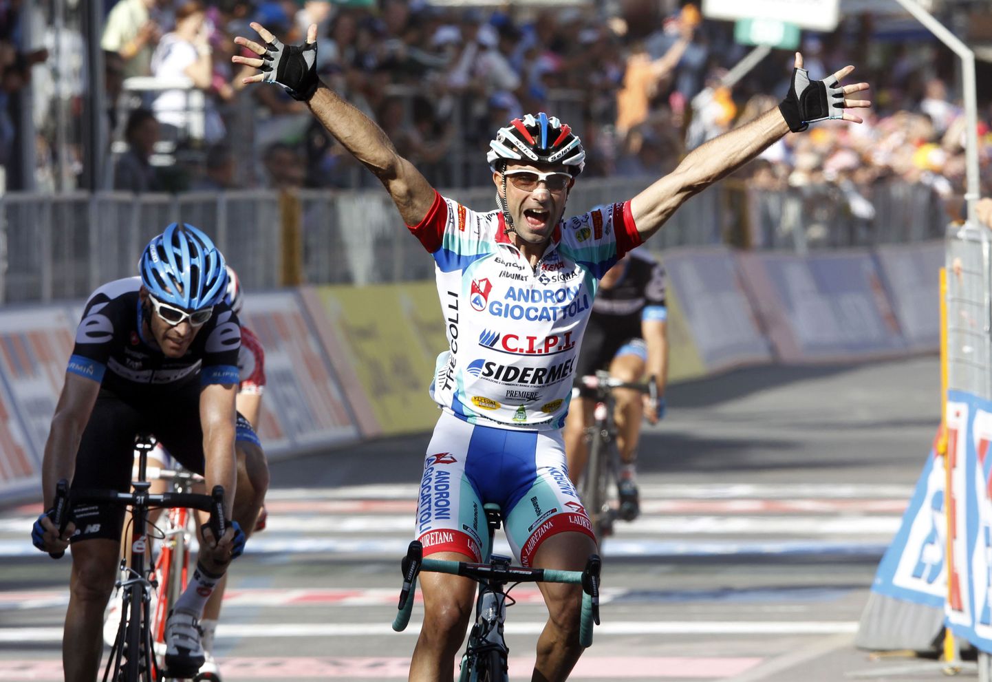Angel Vicioso tähistamas 2011. aastal Giro d'Italial etapivõitu.