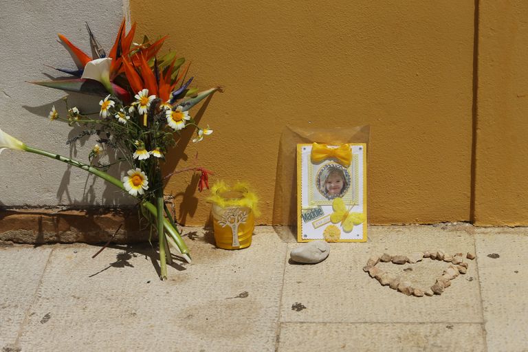 Madeleine McCanni meenutav pilt Praia da Luzi kiriku juures