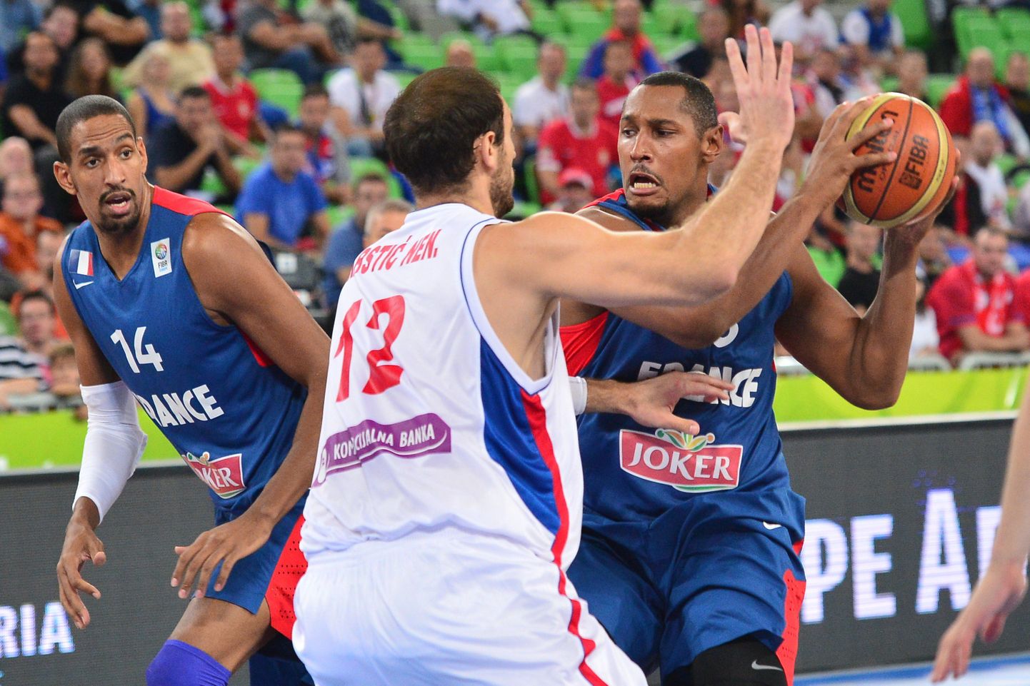 Boris Diaw (R) of France vies with Nenad Krstic (C) of Serbia during the FIBA European basketball championship second round match between Serbia and France in Ljubljana, Slovenia, on September 15, 2013. AFP PHOTO / JURE MAKOVEC