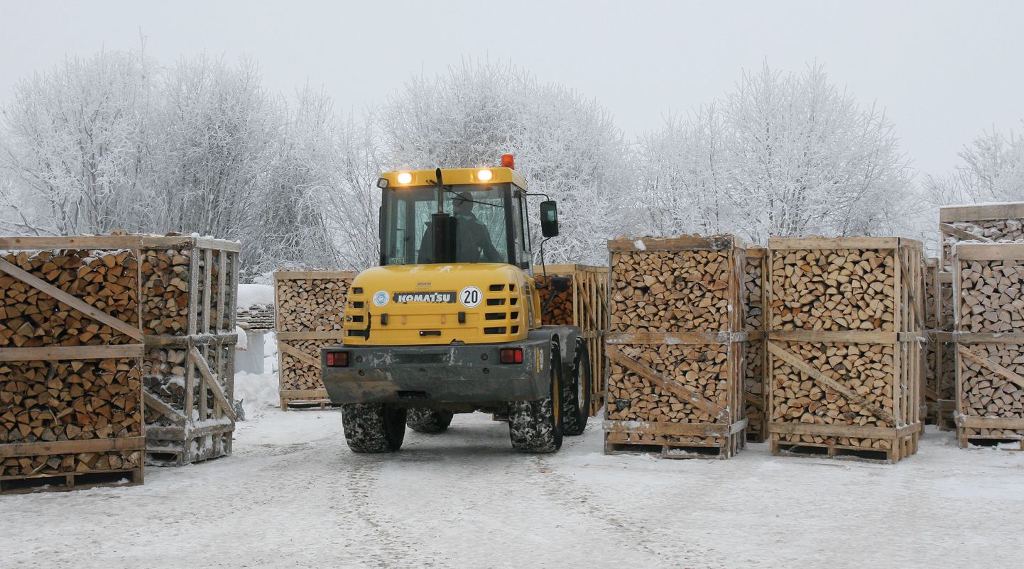 Aprillis oli kaubavahetuse puudujääk 134 miljonit eurot ning võrreldes 2012. aasta aprilliga see mõnevõrra suurenes. Ülejääk oli vaid puiduga seotud toodete (sh puit, paber, mööbel) kaubavahetuses.