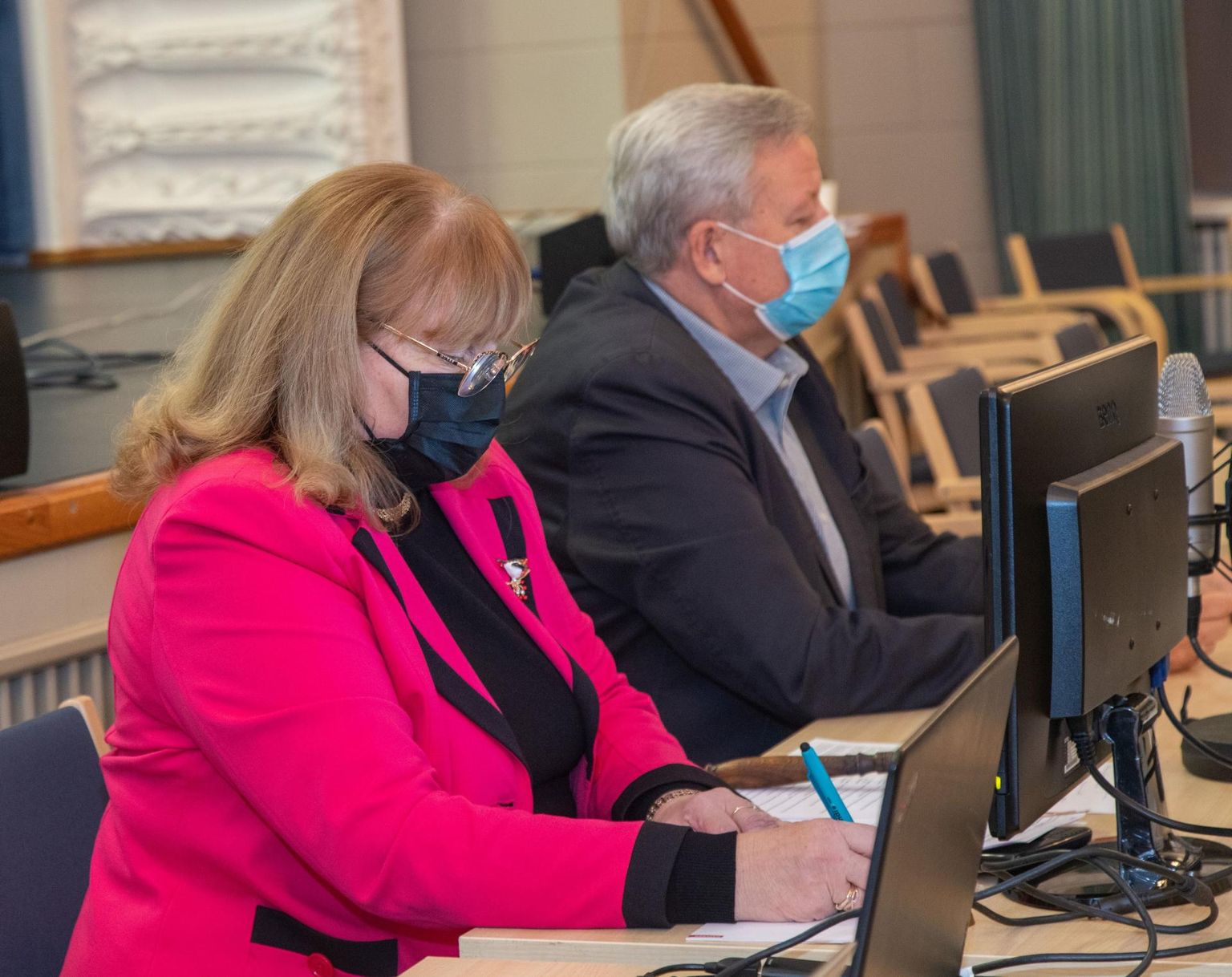 Tänavu 21. mail lõpetas linnapea palga tõstmise arutelu Helmen Kütt, kes viitas toona otsustamiseks vajaliku info puudumisele. Samal istungil osalenud Peep Aru võttis kevadel koosoleku kokku sõnadega, et linnapea palk otsustatakse uue koosseisu esimesel või teisel istungil. Täpselt nii ka läks.