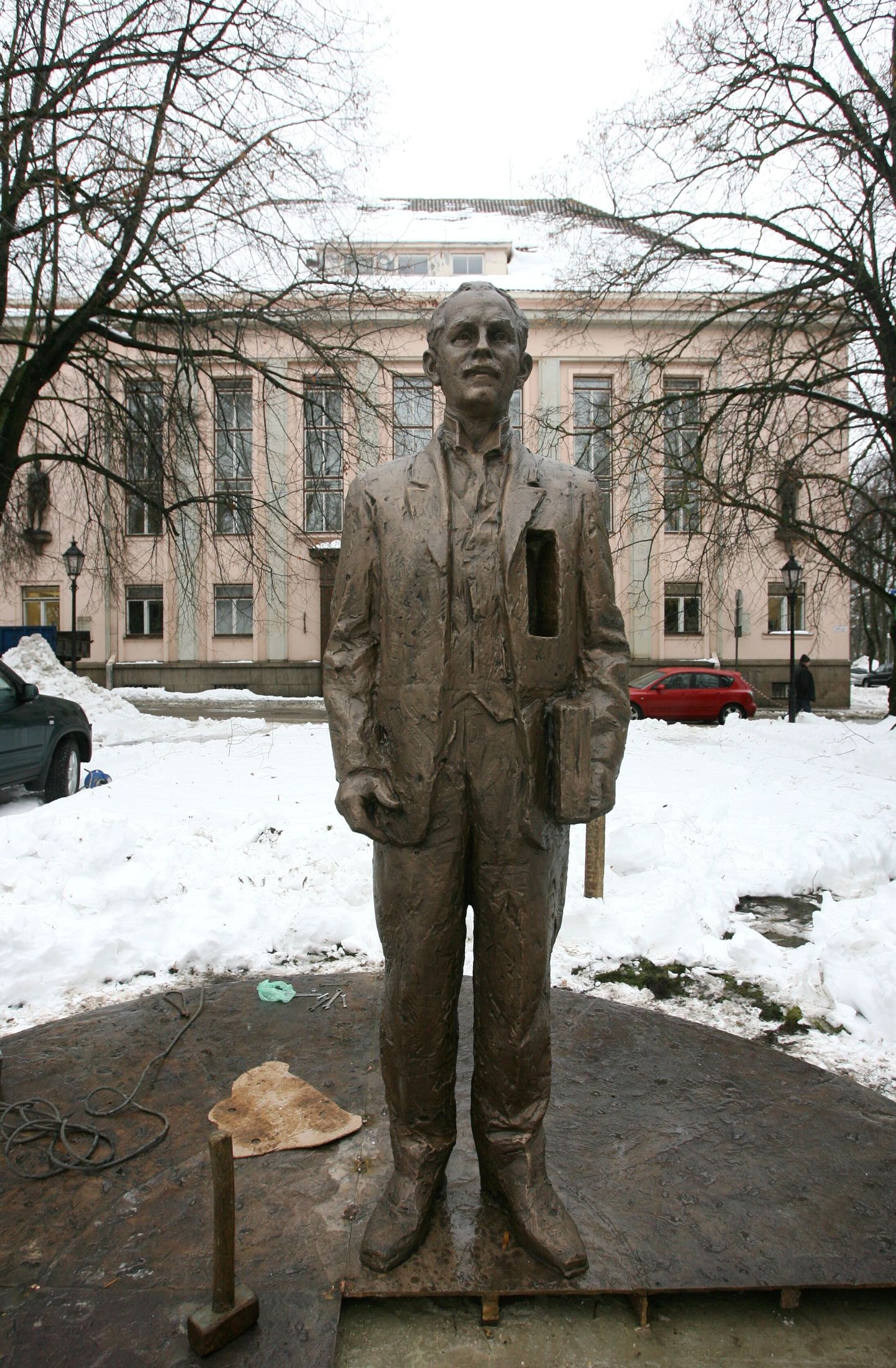 Peeter Põllu monument sai haridus- ja teadusministeeriumi ees püsti detsembri alguses. Nüüd saab omaaegse haridustegelasega lähemat tutvust teha temaatilisel näitusel Tartu Ülikoolis.