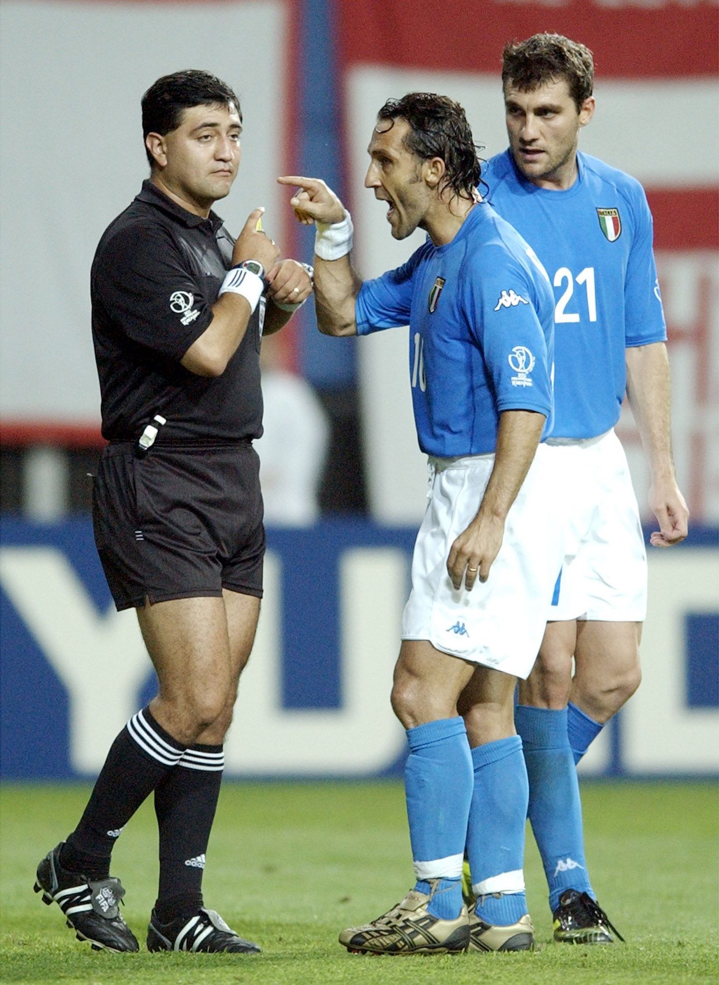 Itallased 2002. aasta MMi kaheksandkfinaalis Byron Morenoga (mustas) seletamas.