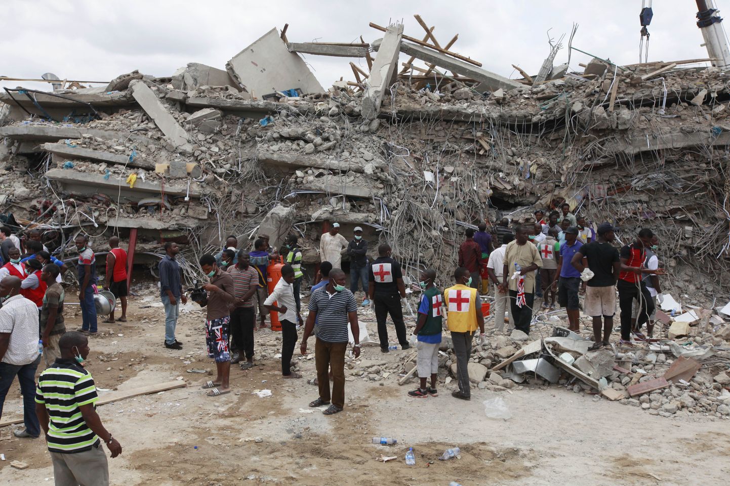 Nigeerias kokku varisenud hoone rusude all võib olla veel inimesi.