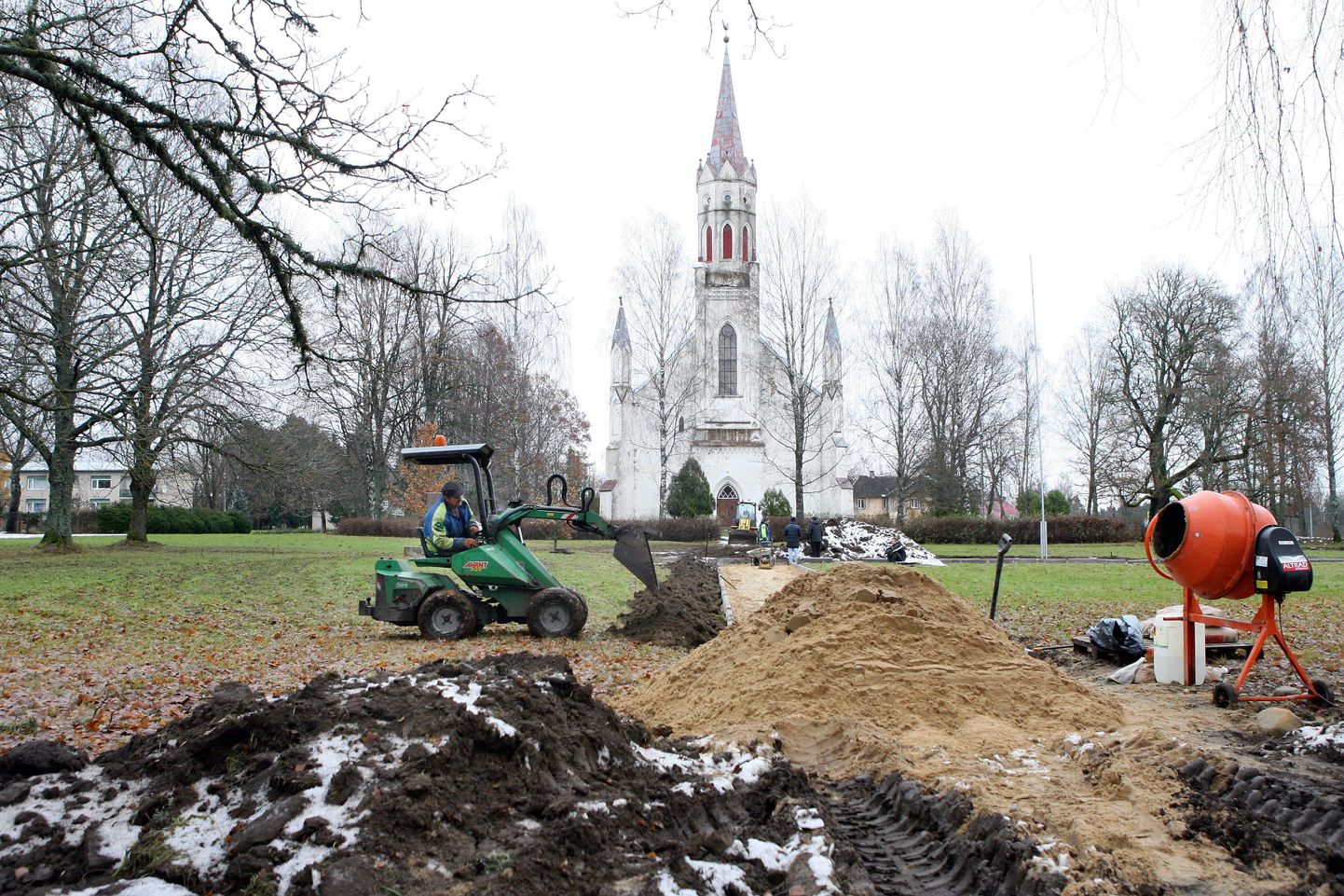 Paistu kiriku ja Vabadussõja monumendi ümbrusesse rajatakse park.