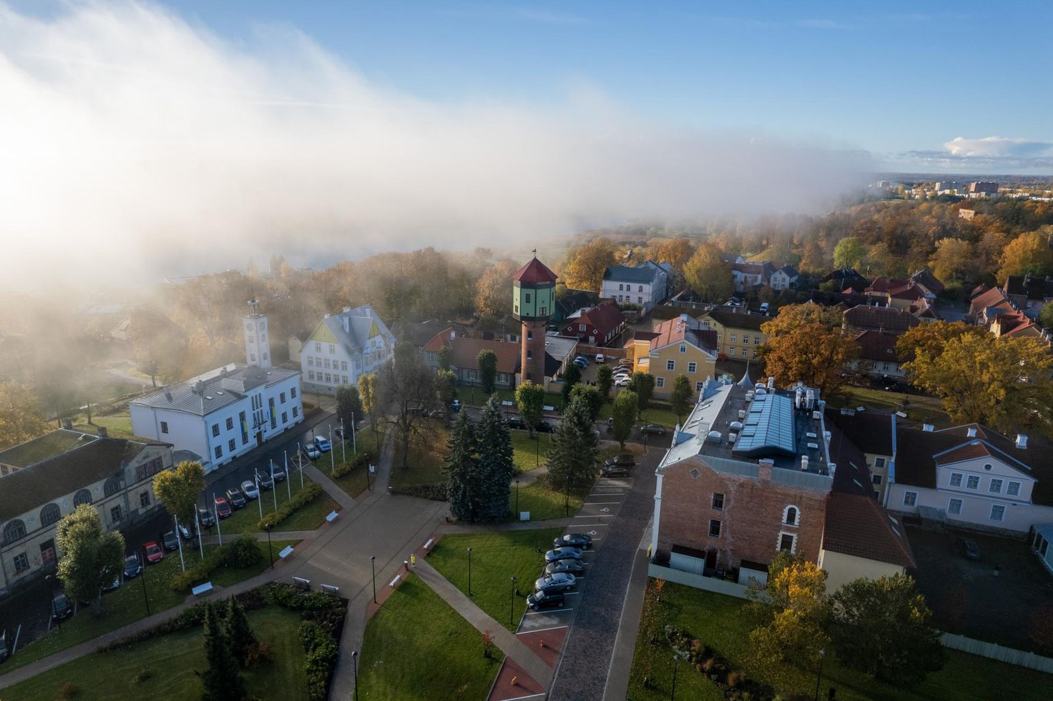 Viljandi raekoda ja vana veetorn.