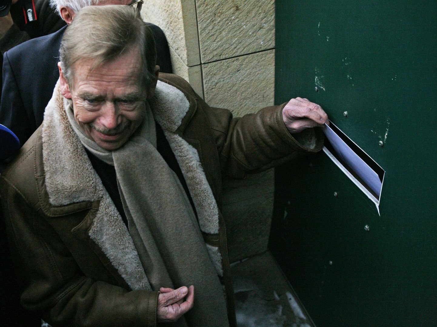 Vaclav Havel kirja Hiina saatkonna postkasti panemas.