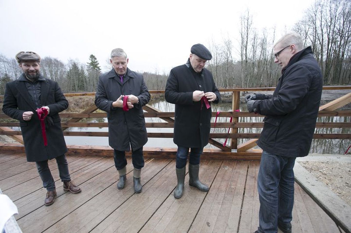 Silla ja kalapääsud avasid Neeruti mõisa omanik Ander Ild (vasakul), Kadrina vallajuhid Erich Petrovits ja Jaanus Reisner ning minister.