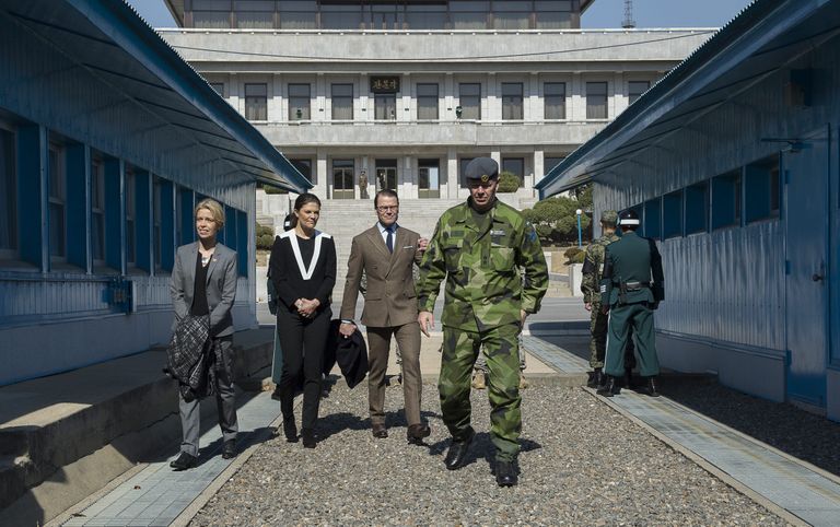 Rootsi kroonprintsess Victoria koos abikaasa prints Danieliga külastamas Rootsi sõdureid kahe Korea piiril. / Scanpix