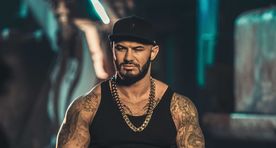 Смотри: рэпер Джиган на фоне автомобилей класса люкс записал приветствие для Эстонии