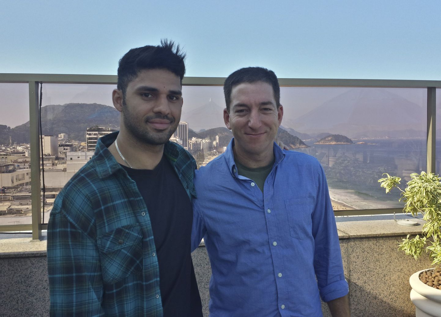 Glenn Greenwald (paremal) ja ta elukaaslane David Miranda
