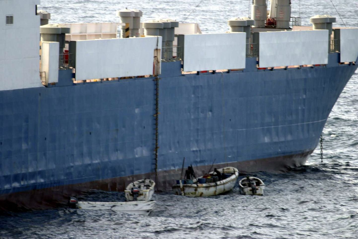 Piraadid kaaperdatud Ukraina kaubalaeva Faina juures.