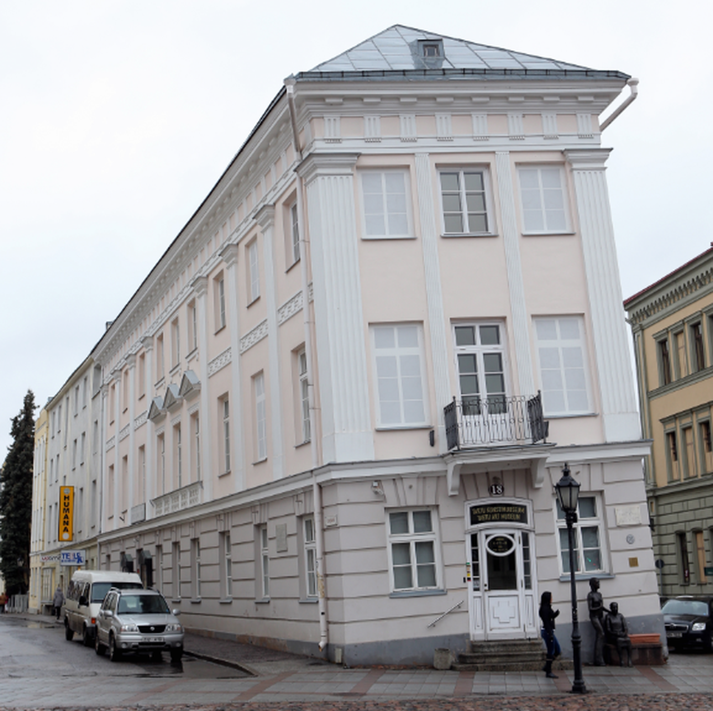 Tartu kunstimuuseumi (pildil näitustemaja) direktoriks valitu peab tööle asuma 26. juunil.