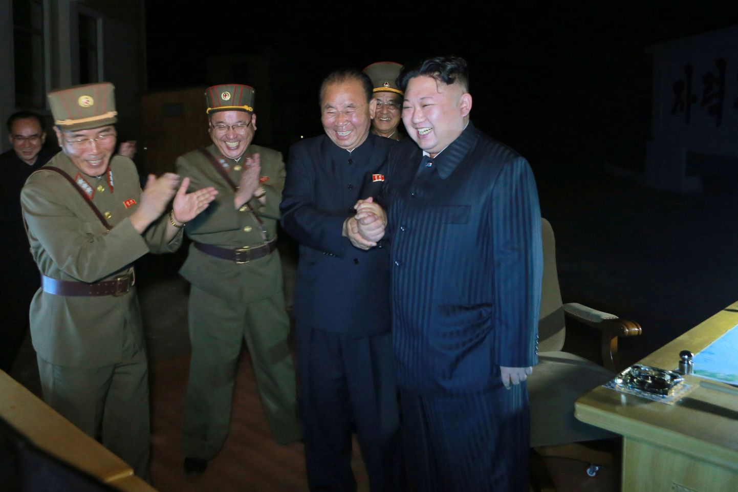 Põhja-Korea liider Kim Jong-un rõõmustamas eilse raketikatsetuse üle