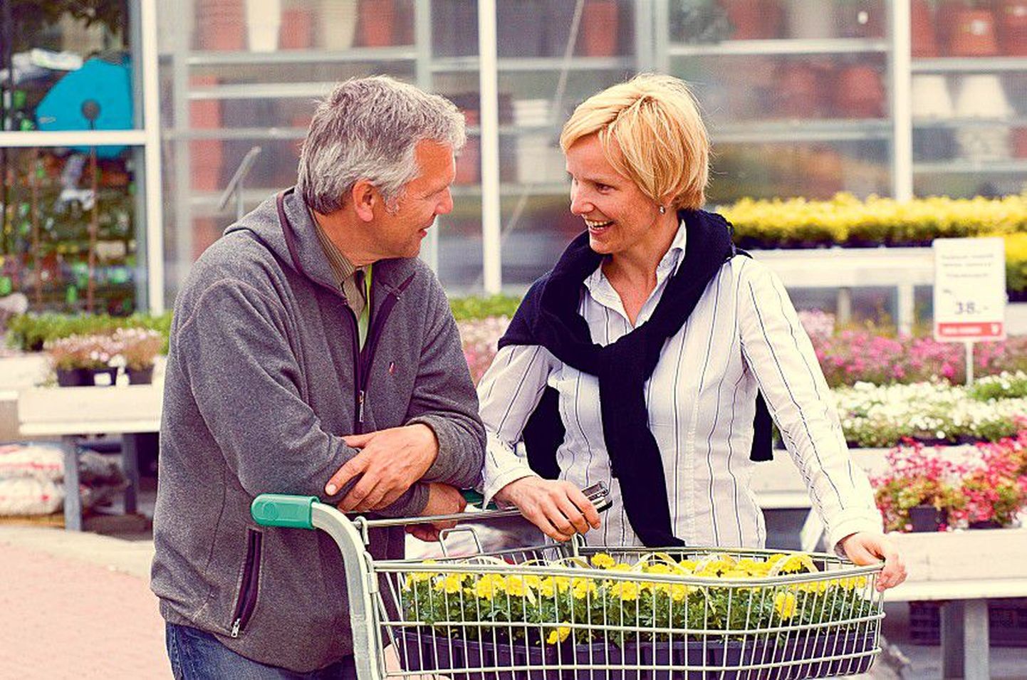 Садовод Hansaplant Арнольд Ханнуст и директор по маркетингу Анн Вайнло довольны, что люди стали гораздо больше интересоваться садоводством.