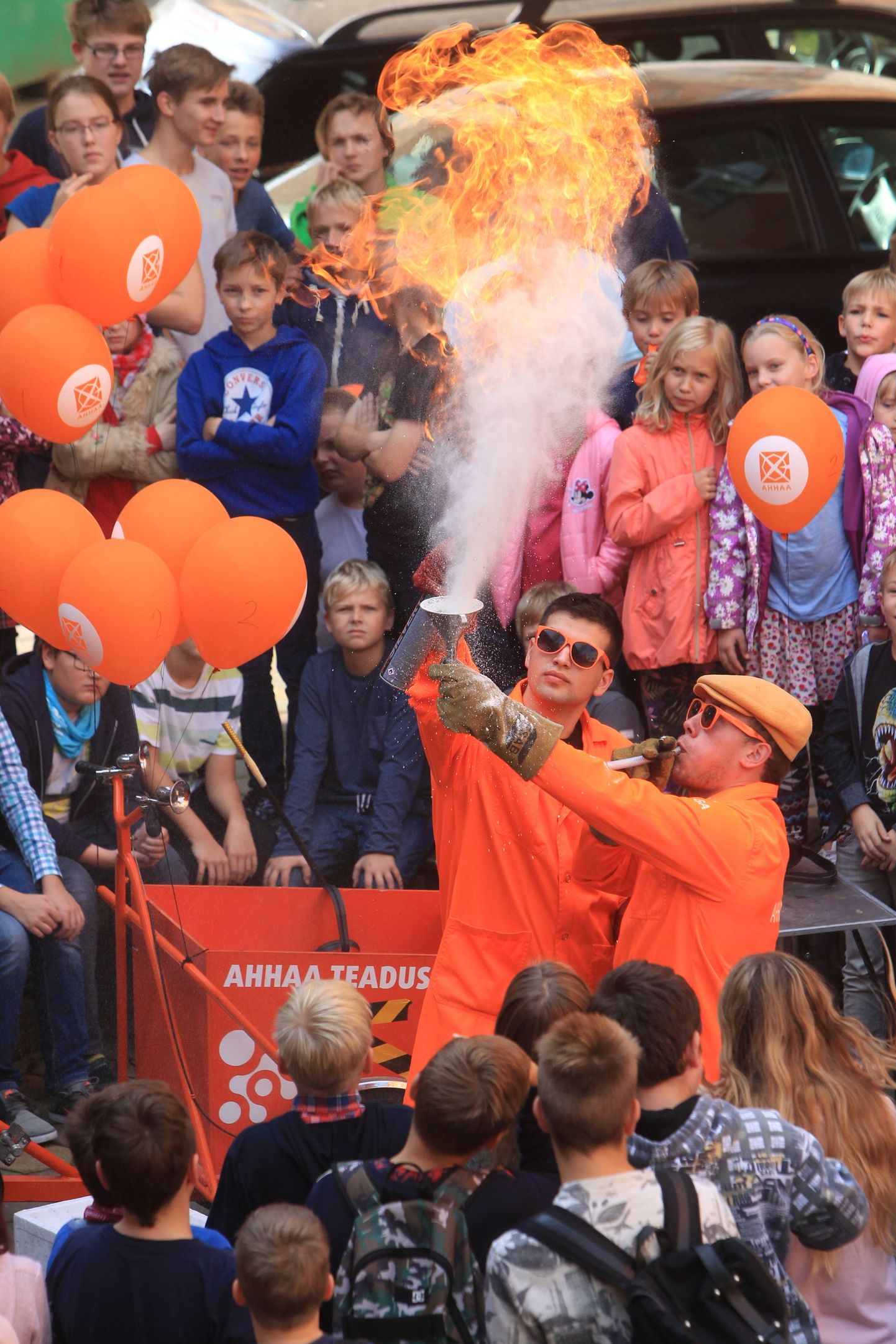 Ahhaa vabatahtlik Verner Mägi (soniga) ja giid Grigory Porokhnavets proovisid täna Tartu Kesklinna koolis, kas jahu põleb.