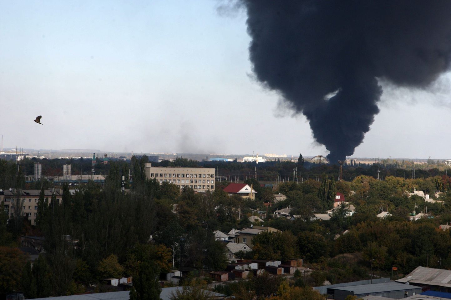 Donetski lennuvälja lähistelt tõusis eile paksu musta suitsu.