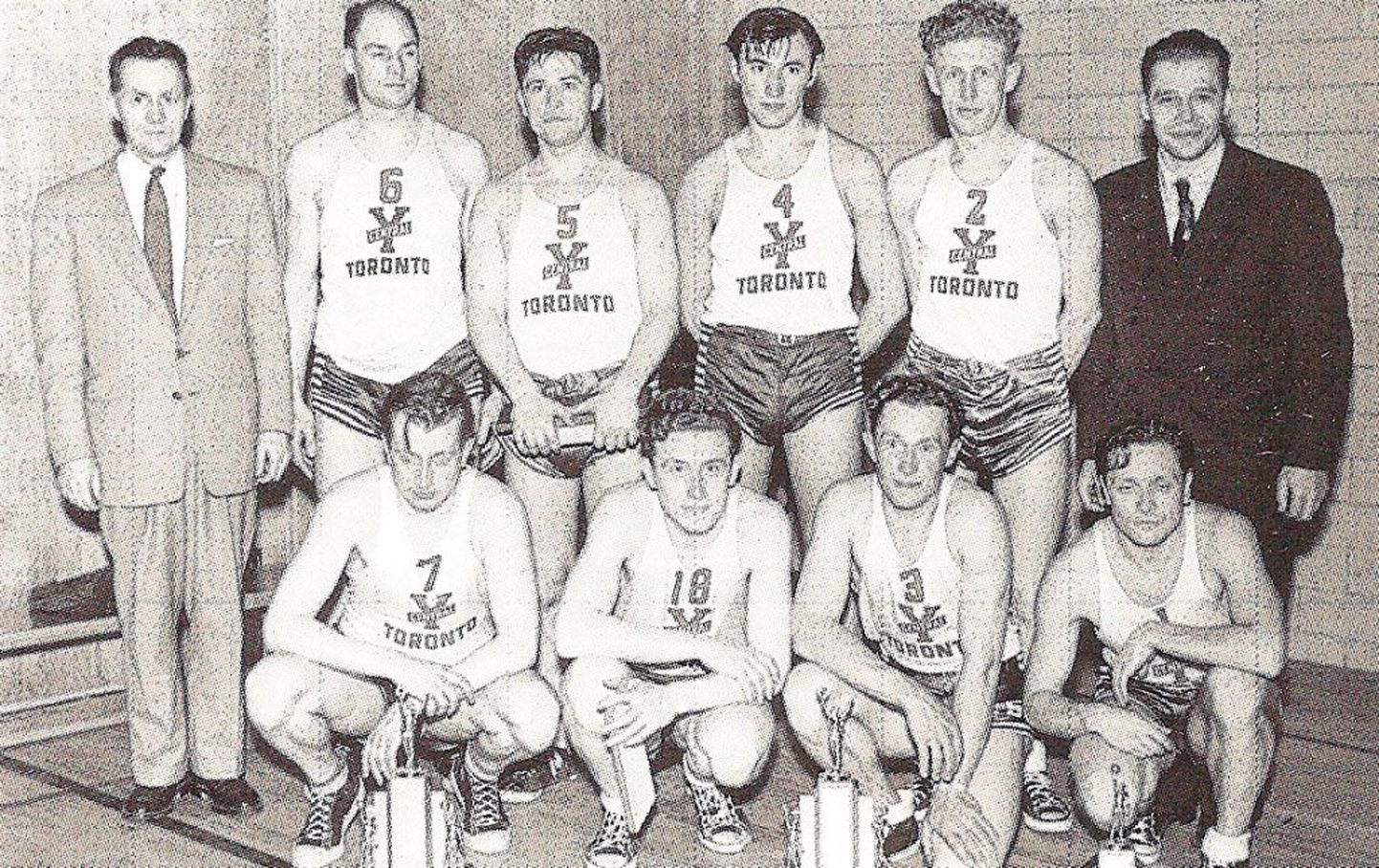 Kanadat esindanud eestlaste meeskond: H. Paide (ees vasakul), U. Sõrra, A. Aug, L. Aedma, D. McGregor (taga vasakul), U. Ruus, E. Luksepp, L. Maripuu, V. Tark, A. Tiidus.