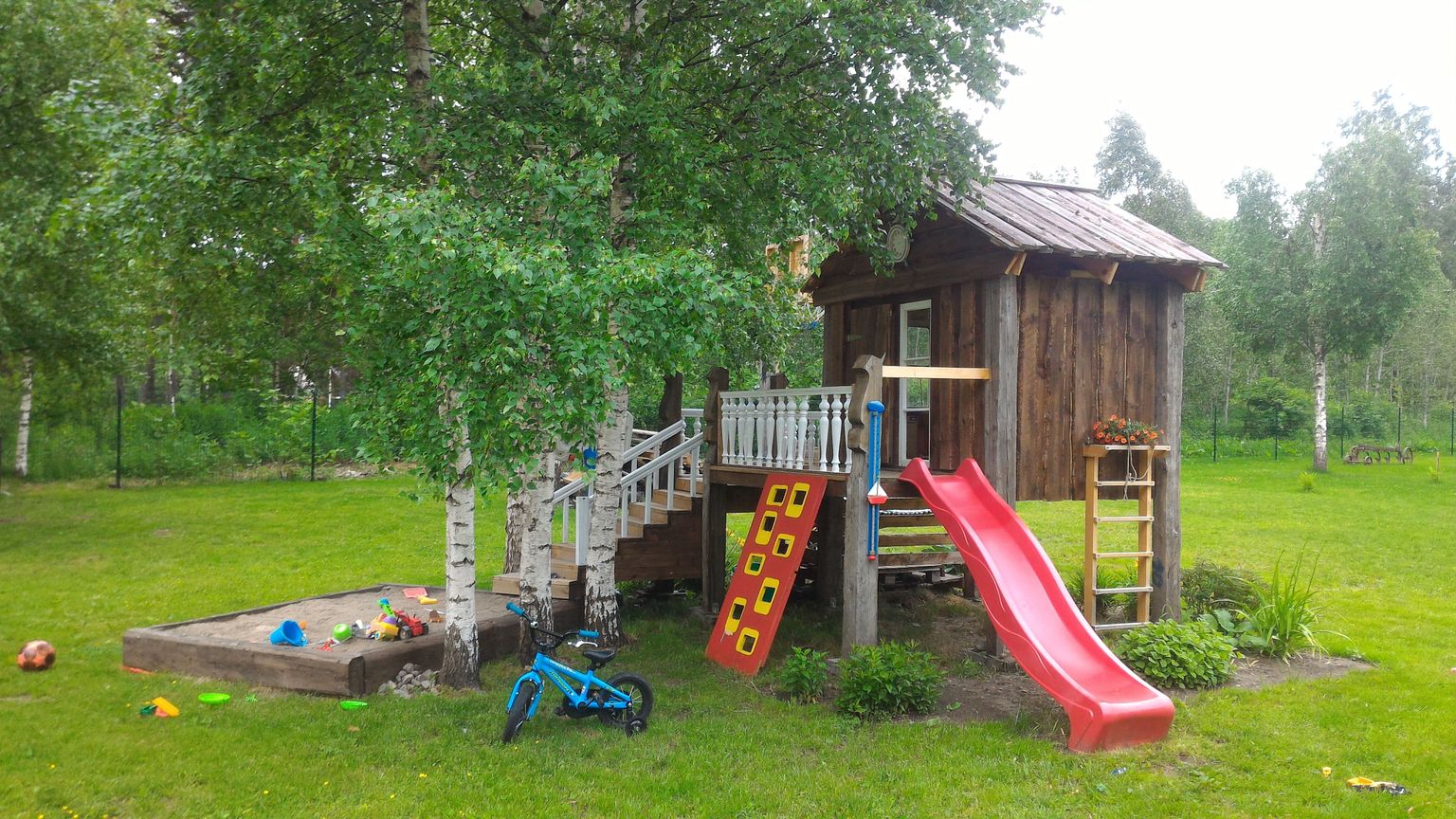 Noore ema ehitatud mängumaja.
