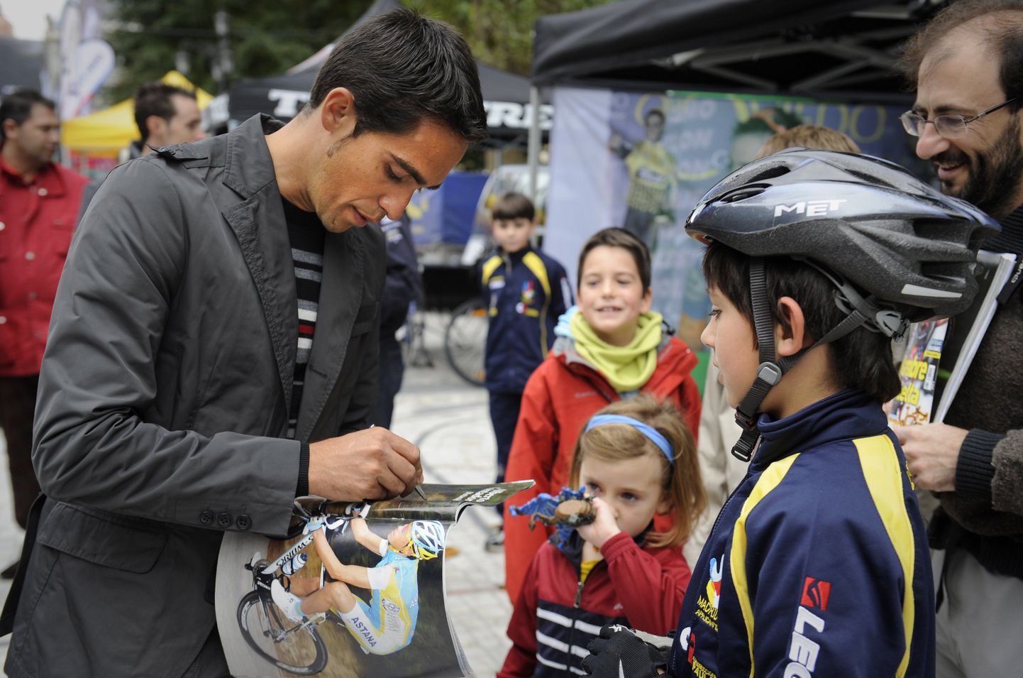 Alberto Contador noortele fännidele autogrammi andmas.