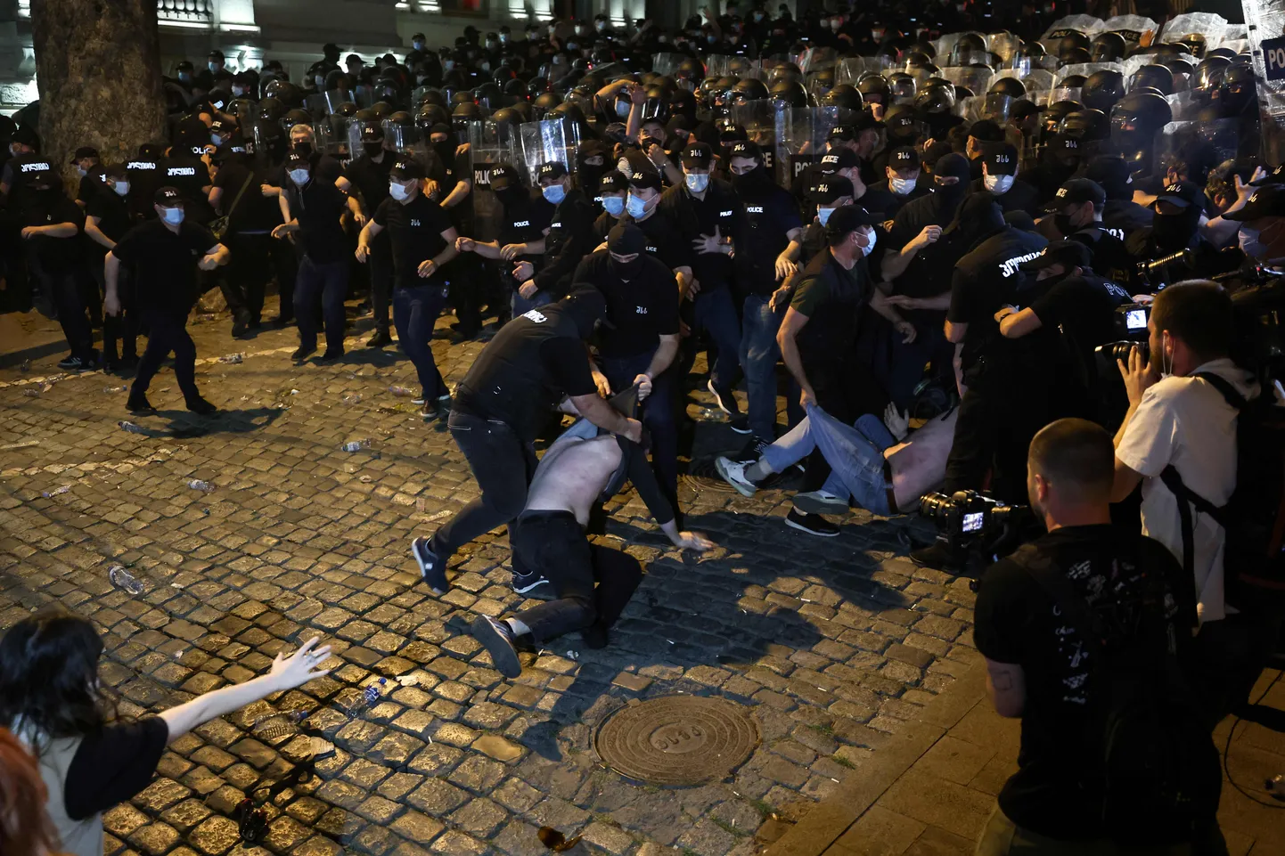 Gruusia politseinikud meeleavaldajaid vahistamas.