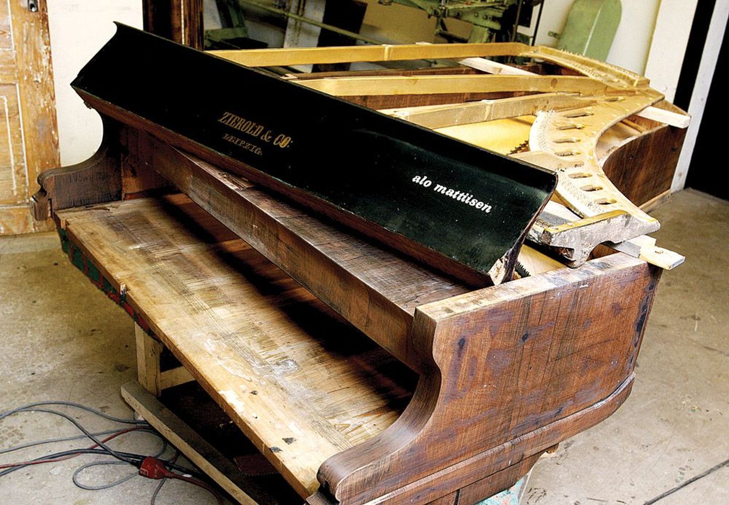 Helilooja Alo Mattiisen on klaveri klappkaanele nõukaaegsetest kleeptähtedest kokku seadnud oma nime. Klaverivabriku nimi Zierold & Co on märk sellest, et pillil on vanust vähemalt 100 aastat.