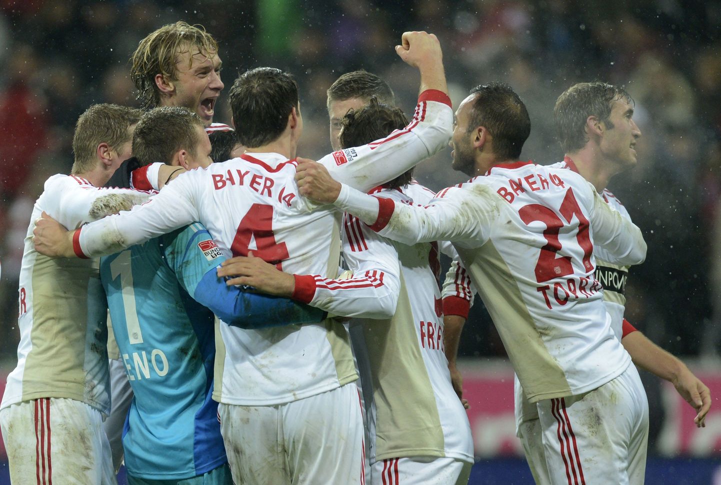 Leverkuseni mängijad võidu üle rõõmustamas.