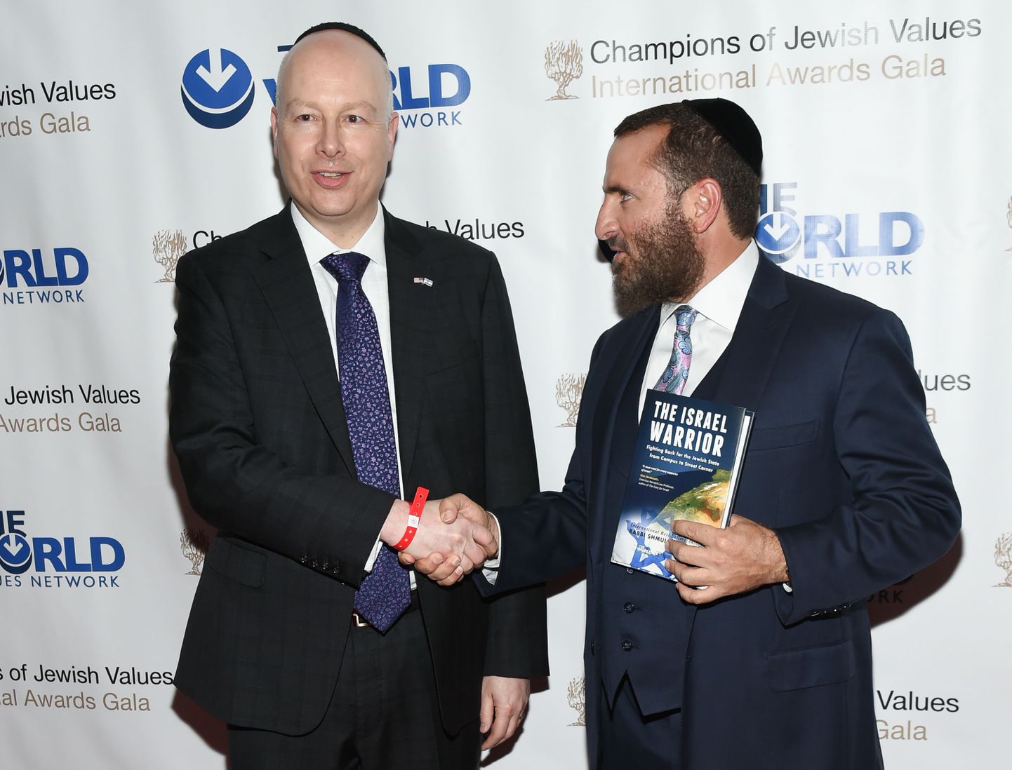 Jason Greenblatt (vasakul) koos rabi Shmuley Boteachiga juudi väärtustele pühendunud rahvusvahelisel auhinnagalal New Yorgis.
