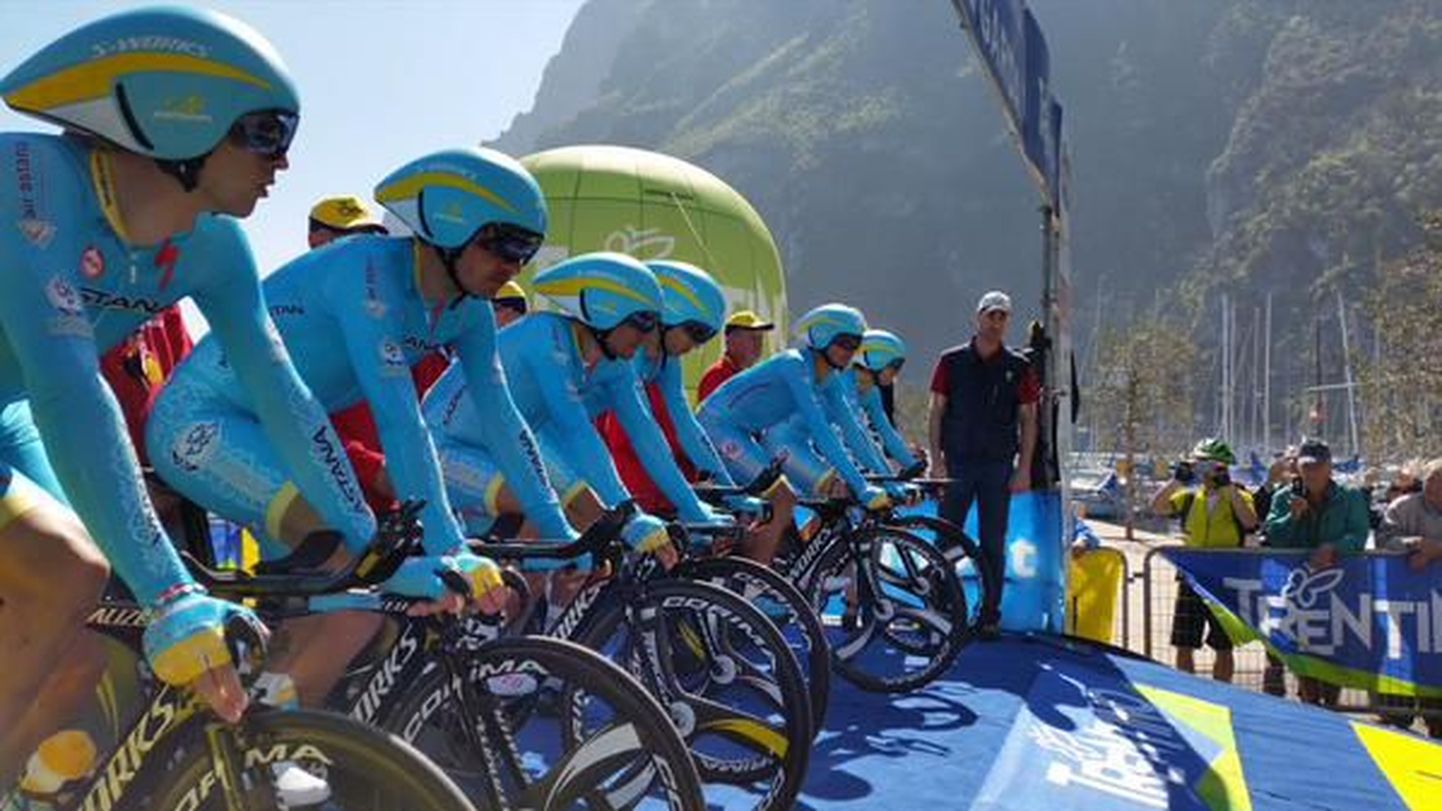 Astana esindus asumas Trentino velotuuri meeskondliku temposõidu starti.