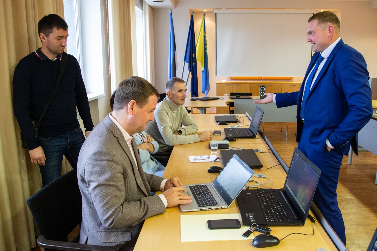 Keskerakonna fraktsiooni juht Sergei Lopin (paremal) tahaks koos sotsidega, kellest sel pildil on Sergei Butšinski, Eduard Odinets ja Vladimir Tšužas, uut võimuliitu luua, kuid lisaks kümnele häälele vajavad nad oma leeri veel vähemalt kolme saadikut.