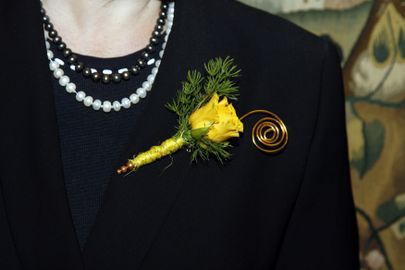 Zontad kannavad sageli rinnas oma sümbollille - kollast roosi.