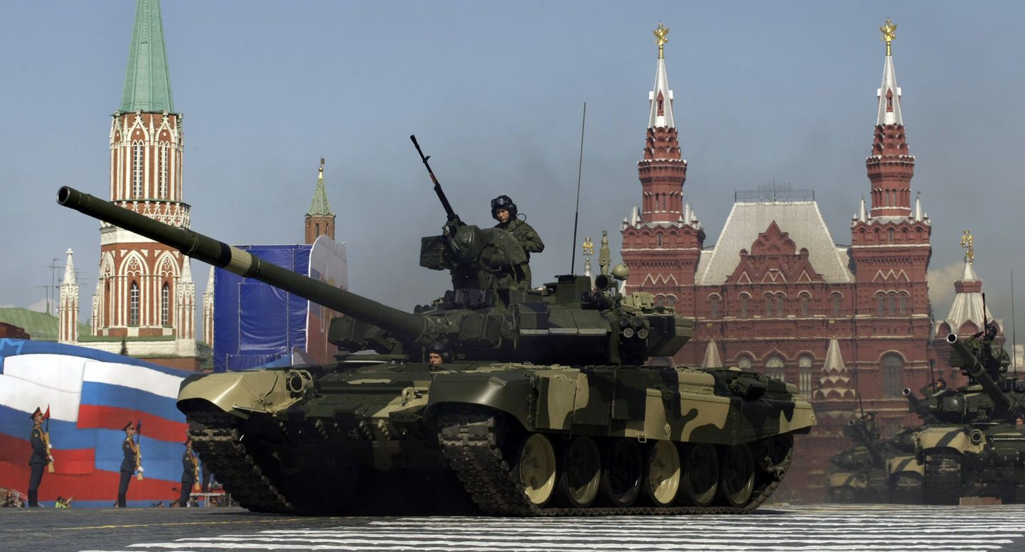 Российский танк Т-90 на Красной площади в Москве.