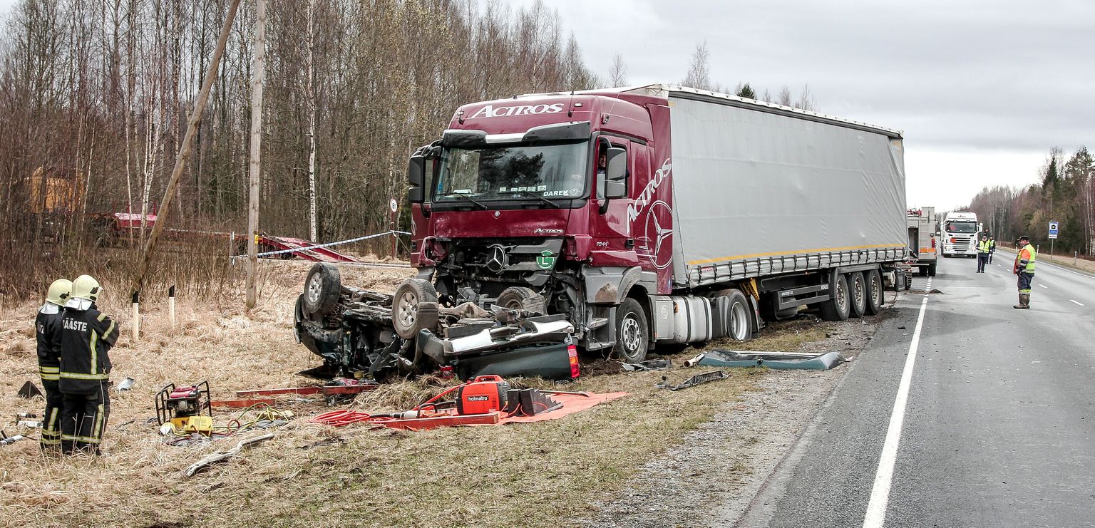 Häädemeeste lähistel Penu külas Tallinna-Pärnu-Ikla maanteel juhtus möödunud nädalal traagiline liiklusõnnetus.