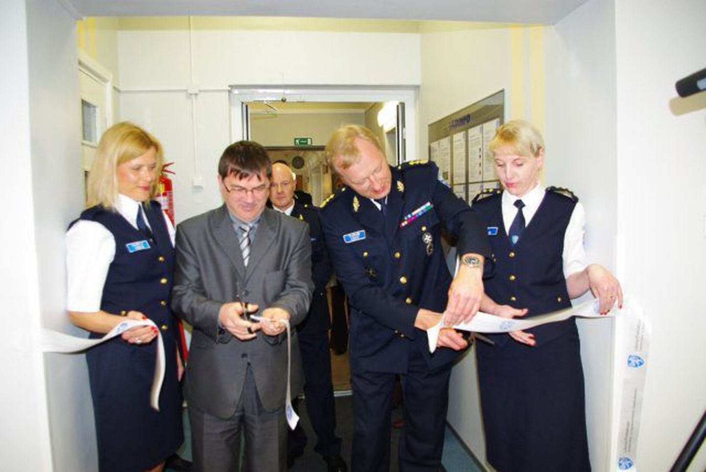 Dokumendilaua avamine. Keskel Otepää vallavanem Andres Visnapuu (vasakul) ja Lõuna politseiprefekt Tarmo Kohv.