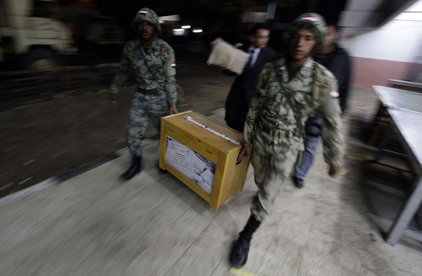 Egiptuse sõjaväelased hääletuskastiga.