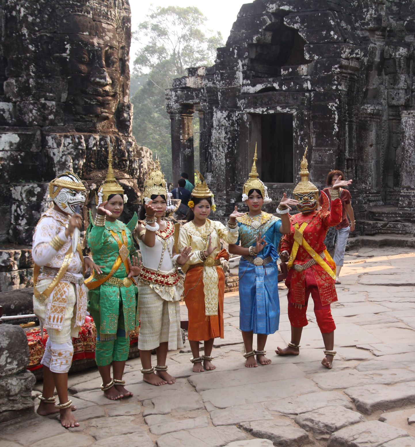 Kambodža kohalikud neiud rahvariietes.
