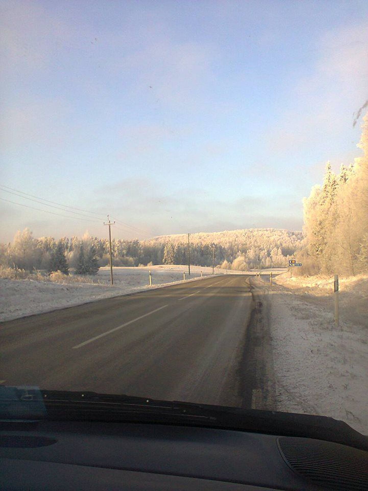 Ants Väärsi sõidab peaaegu iga päev Eestimaa teedel, et abivajajaid arsti juurde viia. Foto on tehtud Antsu autoaknast 19. jaanuaril.